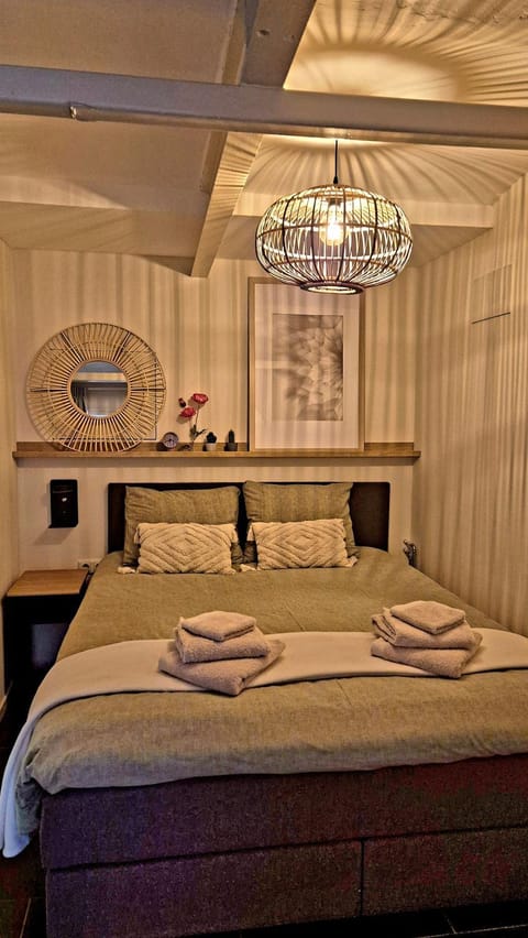 Bed, Bedroom, towels