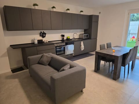 Coffee/tea facilities, Kitchen or kitchenette, Living room, Seating area, Dining area, oven, stove