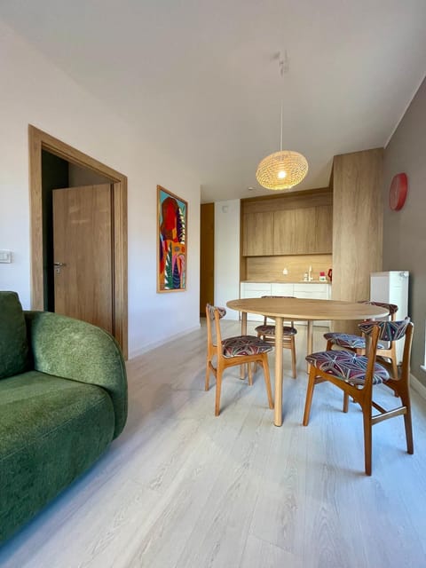 Kitchen or kitchenette, Living room, Seating area, Dining area