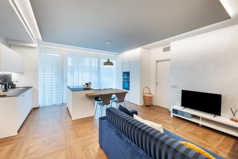 TV and multimedia, Kitchen or kitchenette, Living room, Seating area, Dining area