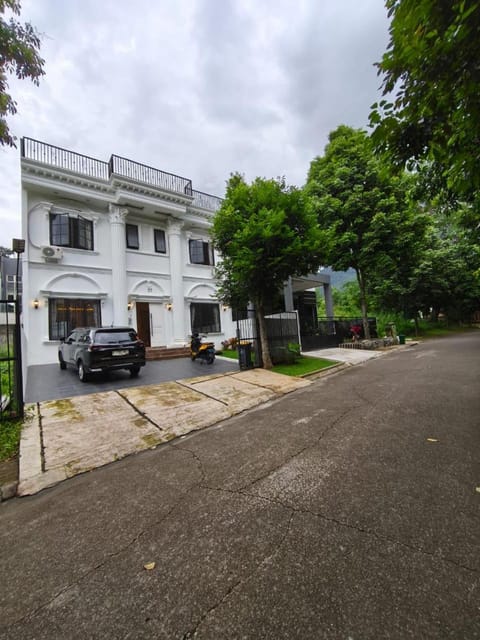 Property building, Street view, Location, Parking