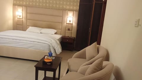 Bed, Seating area, Bedroom