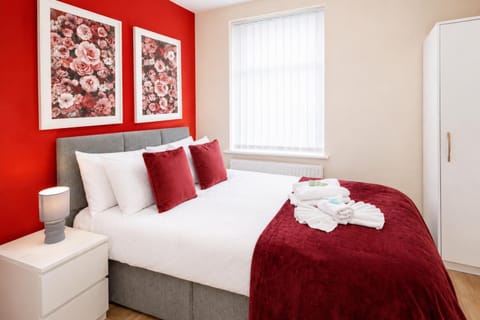 Bed, Photo of the whole room, Decorative detail, Bedroom, wardrobe