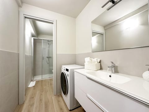 Shower, Bathroom, washing machine, dryer
