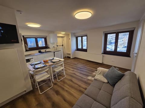 TV and multimedia, Kitchen or kitchenette, Living room, Seating area, Dining area