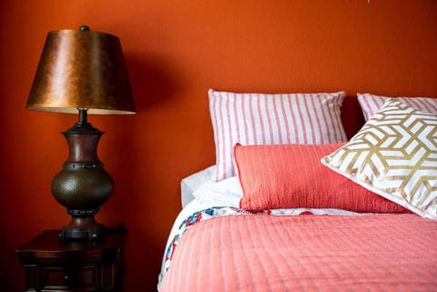 ★ Luxurious Two-Story Home ★ Near La Cantera/Rim House in San Antonio