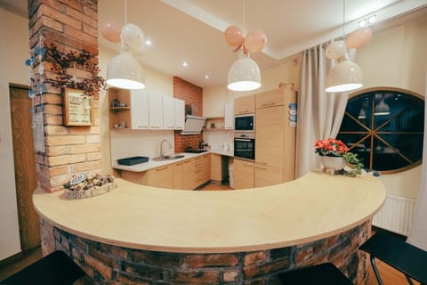 Coffee/tea facilities, Kitchen or kitchenette, Kitchen or kitchenette, Communal kitchen, dishwasher, microwave, minibar, oven, stove