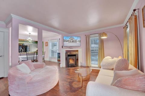 Property building, Facade/entrance, Garden, TV and multimedia, View (from property/room), View (from property/room), Living room, Decorative detail, Seating area