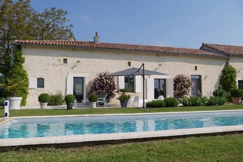Property building, Garden, Balcony/Terrace, Pool view, sunbed