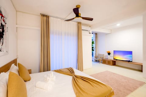 Communal lounge/ TV room, TV and multimedia, Living room, Photo of the whole room, Seating area, Bedroom