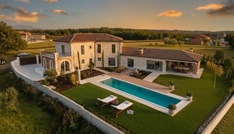 Property building, Day, Natural landscape, Garden, Pool view