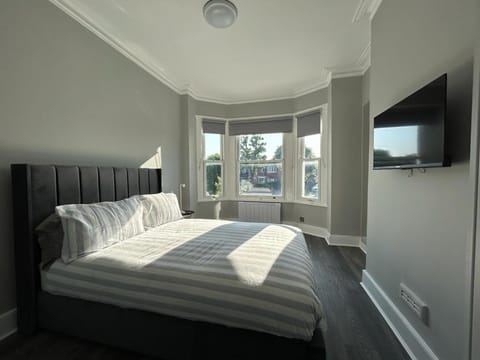 Bed, TV and multimedia, Photo of the whole room, Bedroom