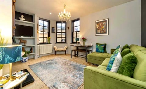 TV and multimedia, Living room, Seating area, Evening entertainment
