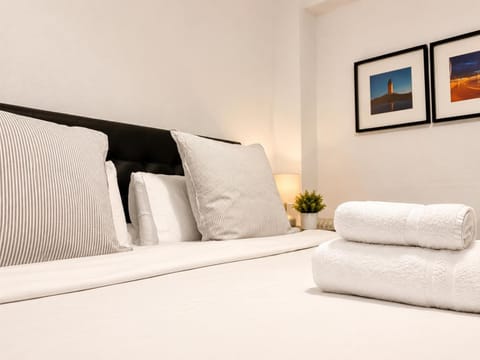 Bed, Bedroom, towels