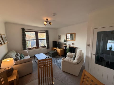 Communal lounge/ TV room, TV and multimedia, Living room, Seating area, Evening entertainment