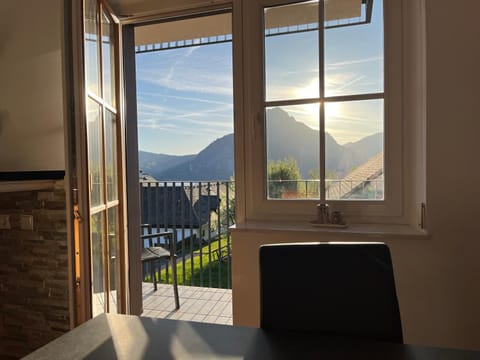 Natural landscape, Balcony/Terrace, Living room, Seating area, Dining area, Lake view, Mountain view