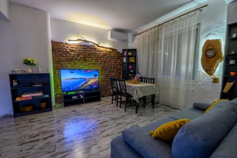 Communal lounge/ TV room, TV and multimedia, Living room, Seating area, Dining area, Evening entertainment, air conditioner