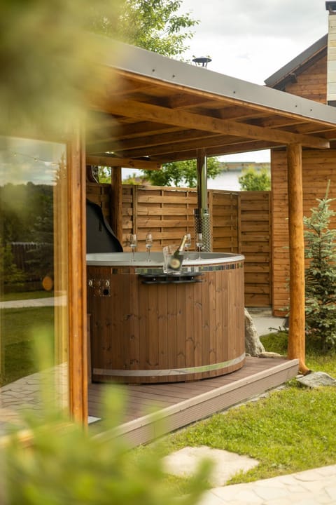 Day, Hot Tub, Seating area
