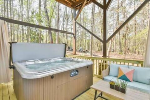Patio, Hot Tub, Spa and wellness centre/facilities, Seating area
