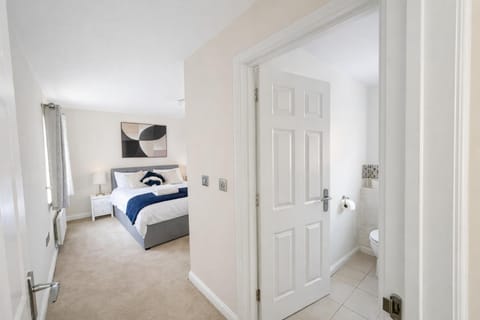 Bed, Bathroom, Photo of the whole room, Bedroom