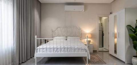 Bed, Photo of the whole room, Bedroom, air conditioner