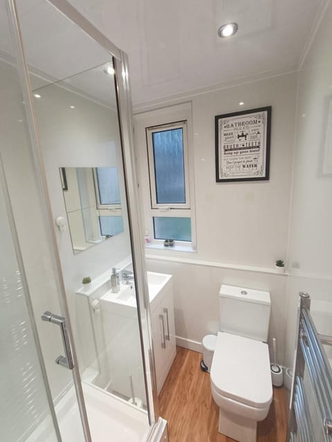 Funky Cow-Stylish flat near Glasgow Airport Apartment in Paisley