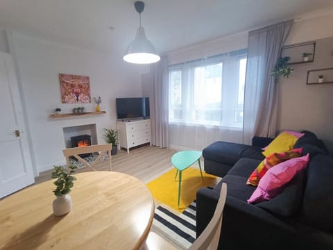 Funky Cow-Stylish flat near Glasgow Airport Apartment in Paisley