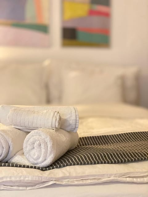 Bed, Bedroom, towels