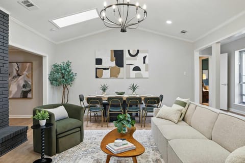 Spacious 5BR 3BA Retreat with Pool & Hot Tub House in Duncanville