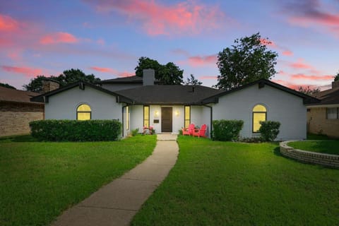 Spacious 5BR 3BA Retreat with Pool & Hot Tub House in Duncanville