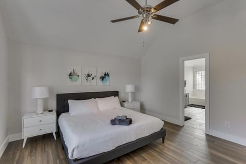 The Prestige Poolside Escape - 5BR w Cinema & Gaming House in DeSoto