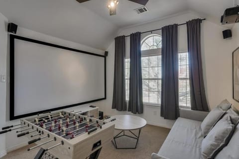 The Prestige Poolside Escape - 5BR w Cinema & Gaming House in DeSoto