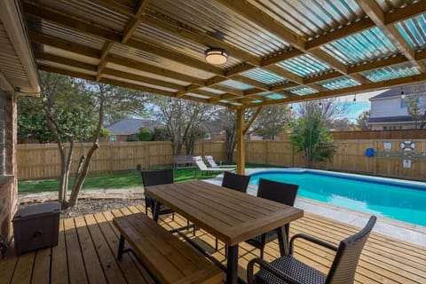 The Prestige Poolside Escape - 5BR w Cinema & Gaming House in DeSoto