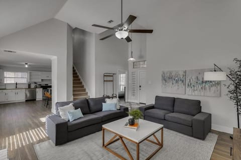 The Prestige Poolside Escape - 5BR w Cinema & Gaming House in DeSoto