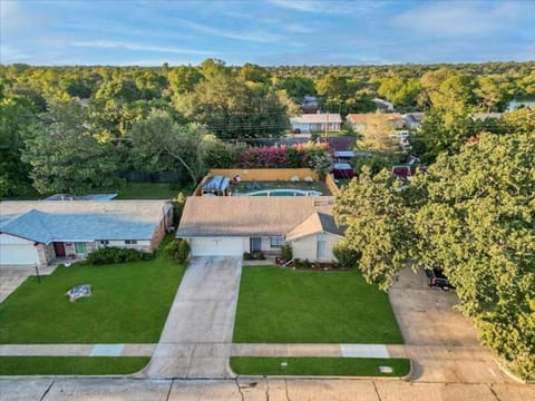 4BR 2B Home with Pool Hot Tub Fire Pit House in Irving