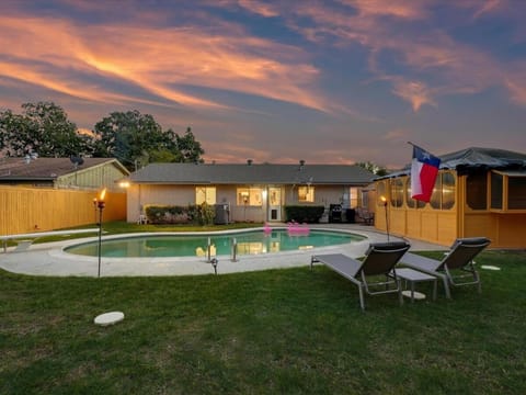 4BR 2B Home with Pool Hot Tub Fire Pit House in Irving