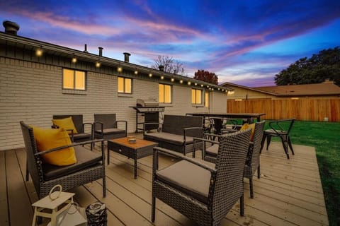 Upscale 3BR 2B Cozy Home with Pool & Grill House in North Richland Hills