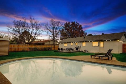 Upscale 3BR 2B Cozy Home with Pool & Grill House in North Richland Hills