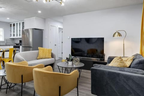 Upscale 3BR 2B Cozy Home with Pool & Grill House in North Richland Hills