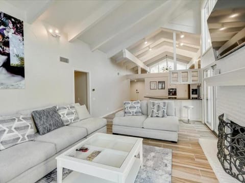 Majestic 4BR 2 5B Home with Mini Golf Pool & Billiards House in Irving