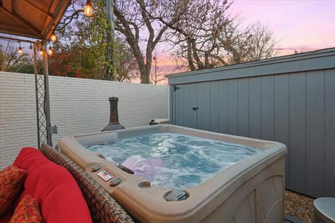 Majestic 4BR 2 5B Home with Mini Golf Pool & Billiards House in Irving