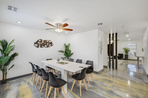 Elite 5BR Home with Game Room Hot Tub & Sauna House in Arlington