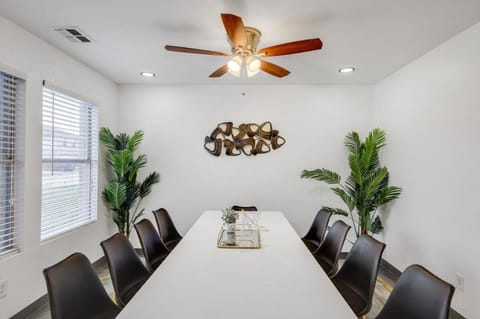 Elite 5BR Home with Game Room Hot Tub & Sauna House in Arlington