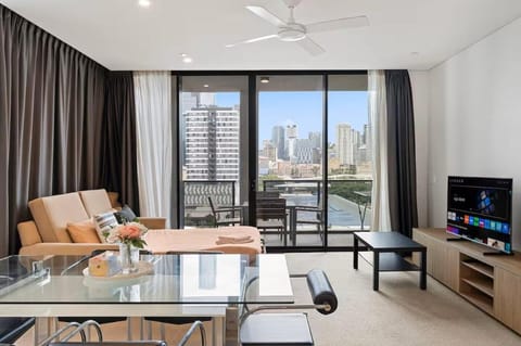 Communal lounge/ TV room, TV and multimedia, Living room, Seating area, Dining area, Evening entertainment