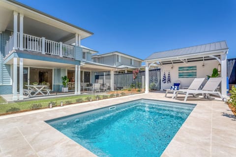 Pool view, Swimming pool, sunbed
