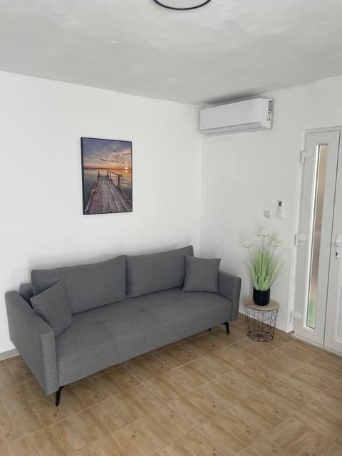 Seating area, air conditioner