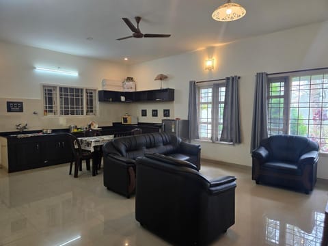 Kitchen or kitchenette, Seating area, Dining area