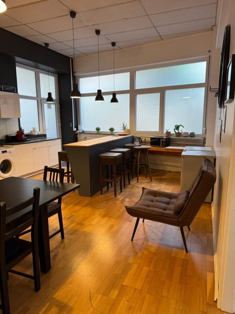 Kitchen or kitchenette, Living room, Seating area, Dining area