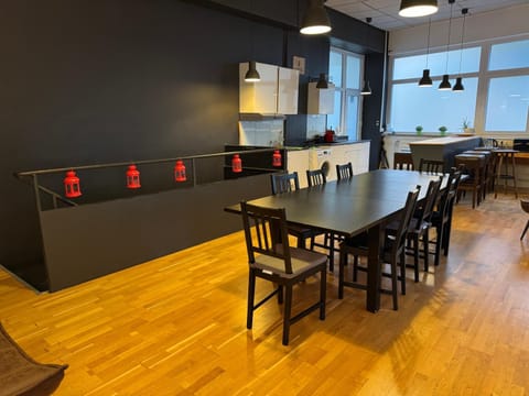 Kitchen or kitchenette, Living room, Seating area, Dining area