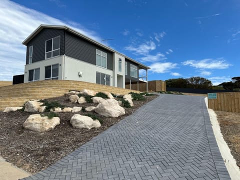 Property building, Patio, Facade/entrance, Day, Neighbourhood, BBQ facilities, Garden, Parking